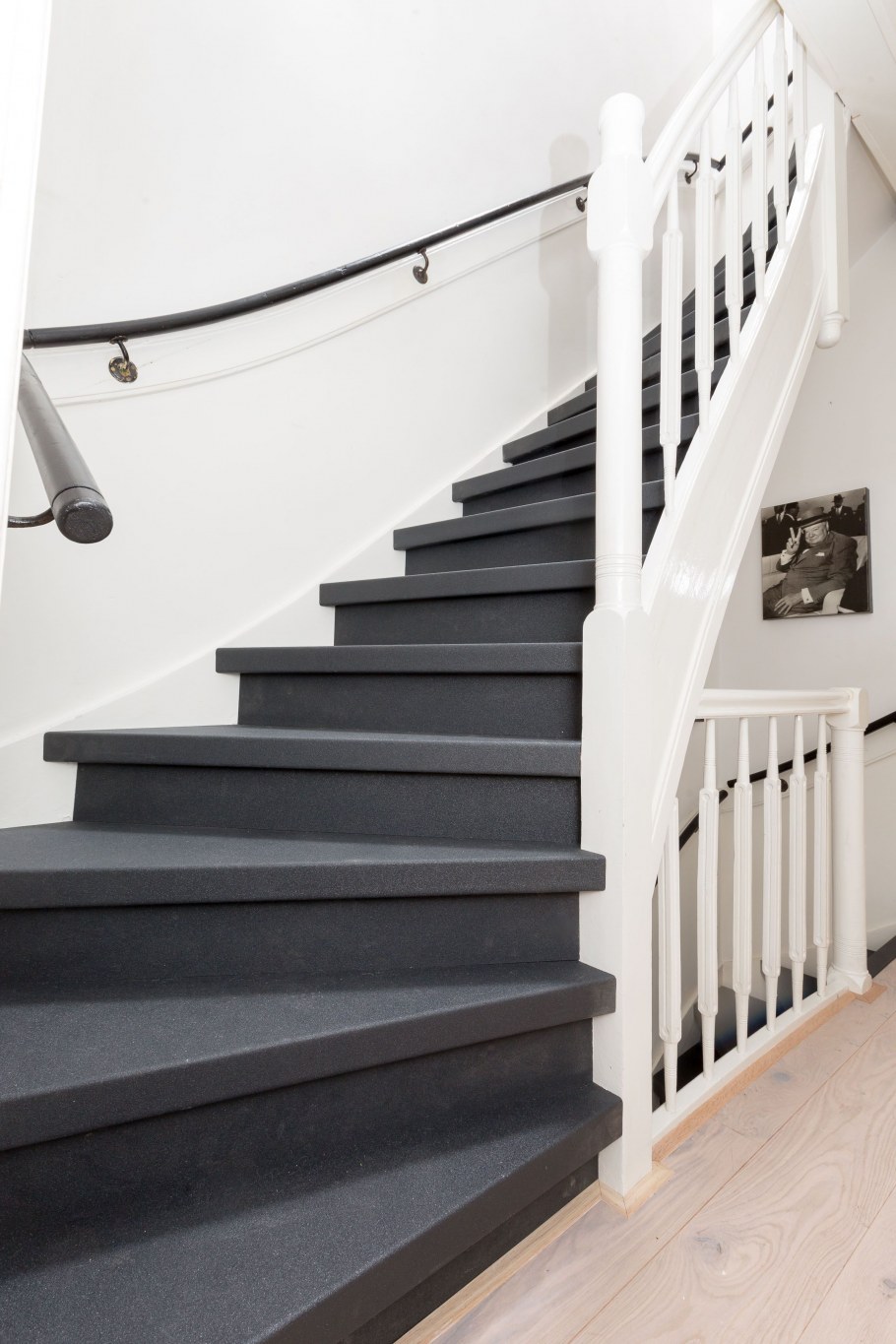Лестницы в частном доме серого цвета