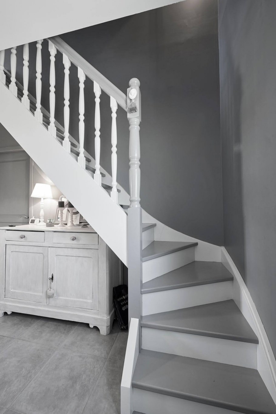 Лестница белая с коричневым