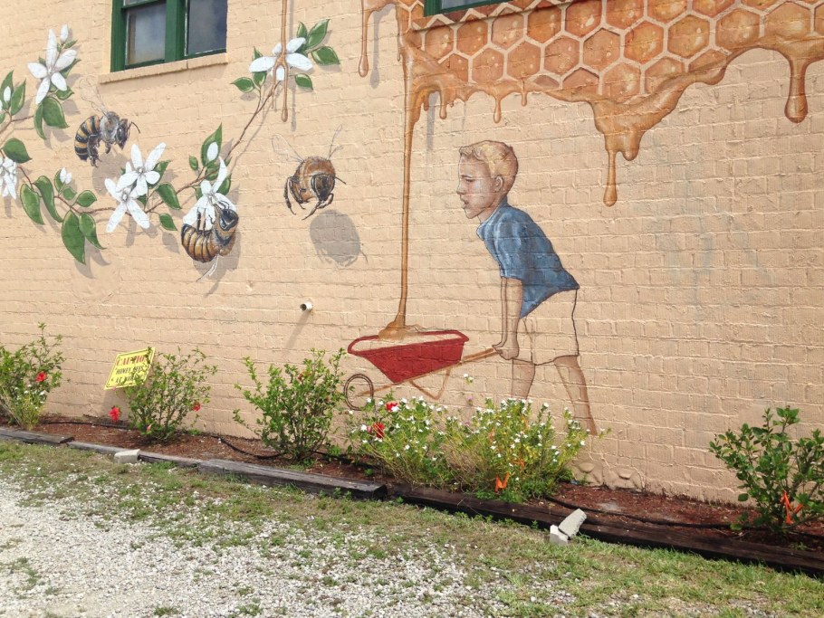 Стрит арт на заборе