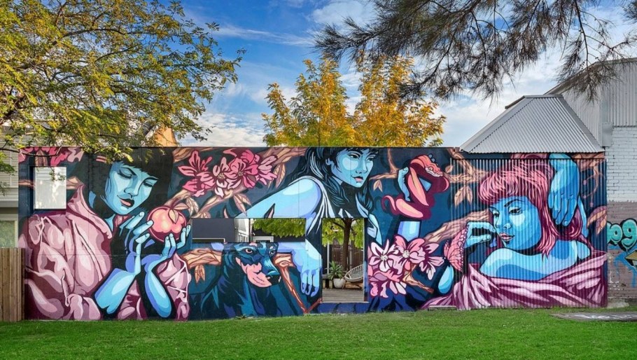 Разрисованный забор