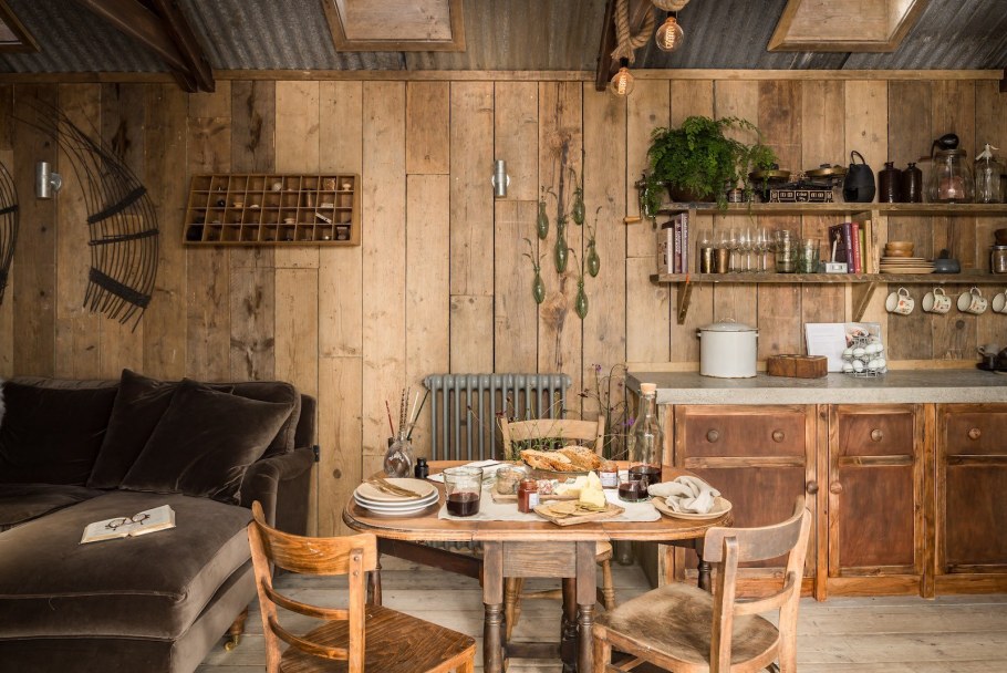 Уютная кухня в деревенском стиле