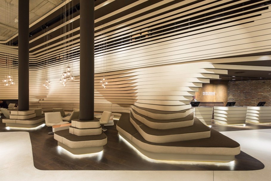 Колонны в общественном интерьере