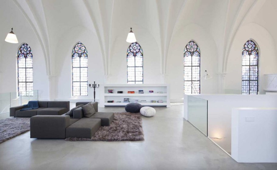 Окно в готическом стиле в интерьере