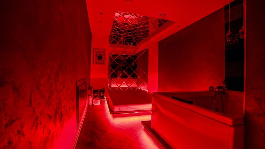 Красный свет в комнате