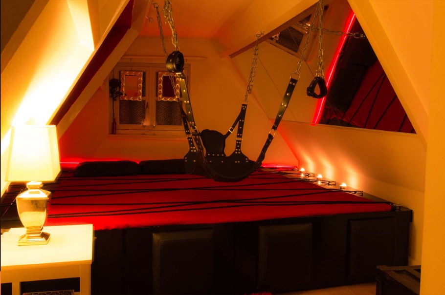 Принадлежности для красной комнаты