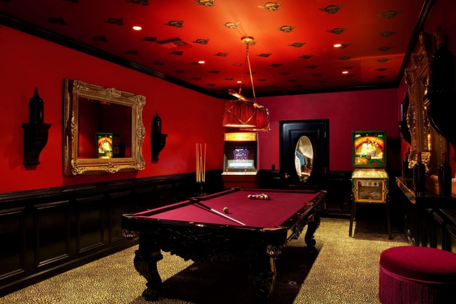 Красная комната