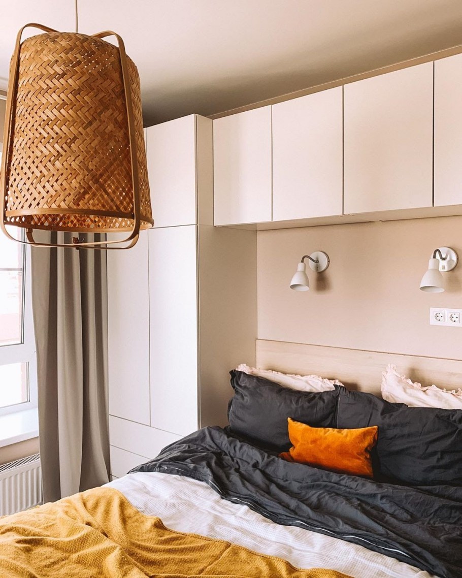 Спальня со шкафом в изголовье