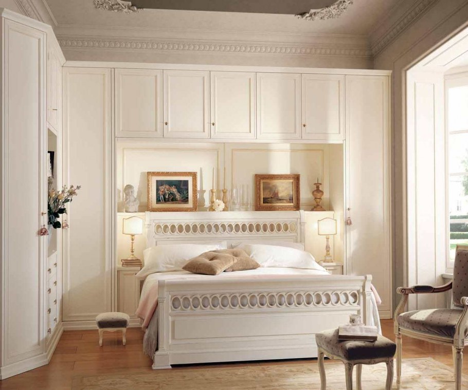 Кровать между шкафами