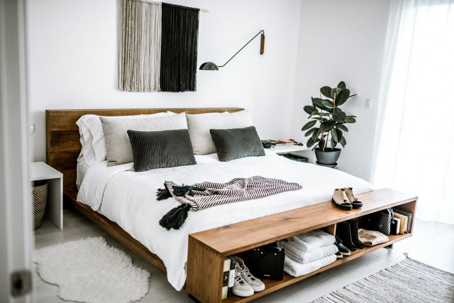 Двуспальная кровать в маленькой спальне