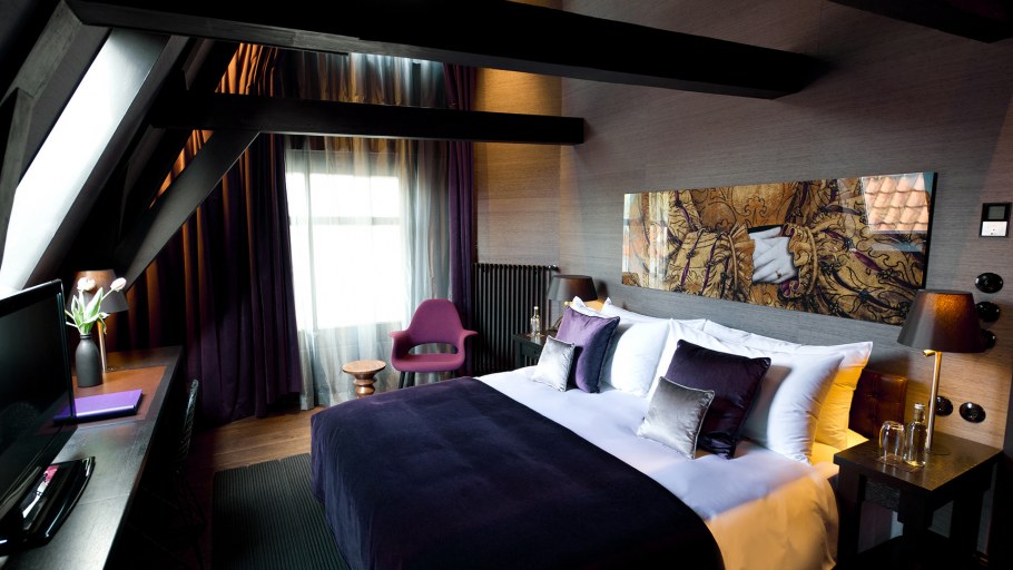 Большая спальня с большой кроватью