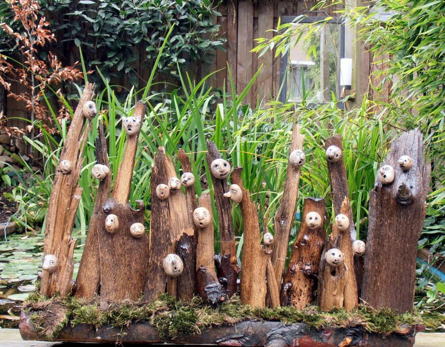 Забор из пеньков дерева