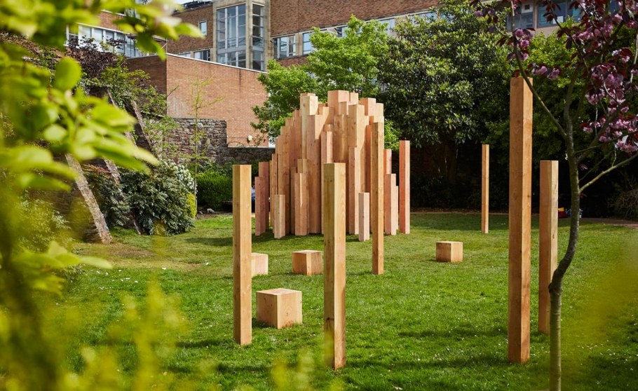 Арт объект из мусора