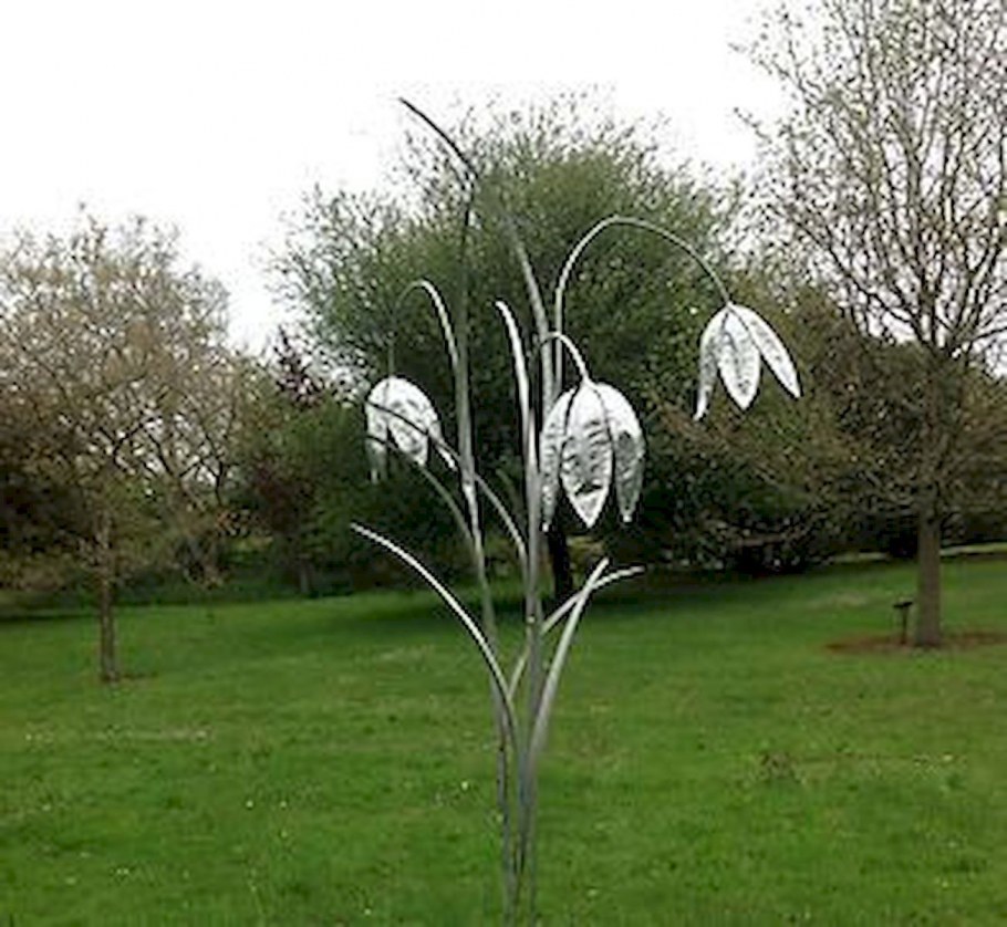 Уличные скульптуры из металла цветы