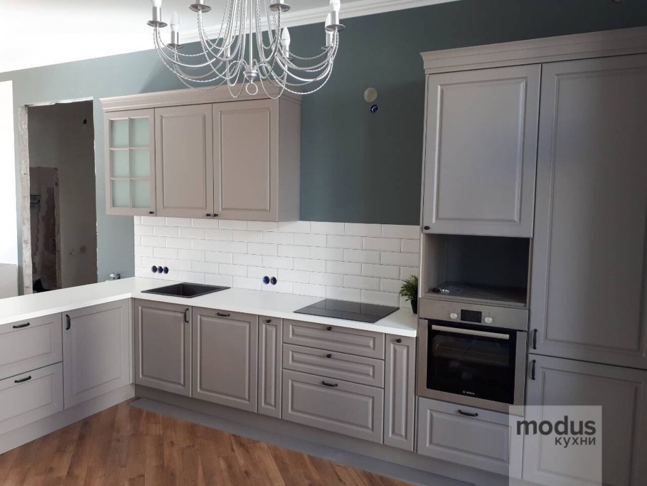 Белая матовая кухня с фрезеровкой