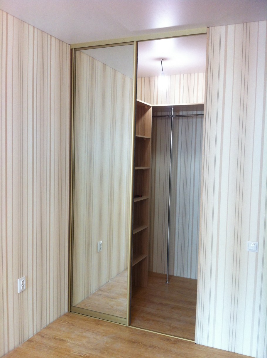 Гардеробная в нише комнаты