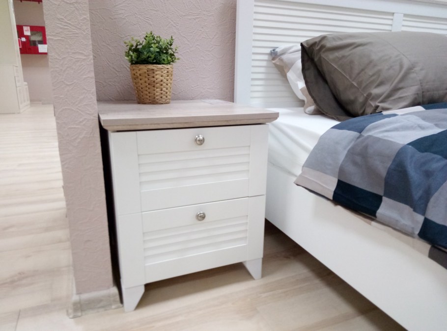 Рабочее место в спальне в классическом стиле