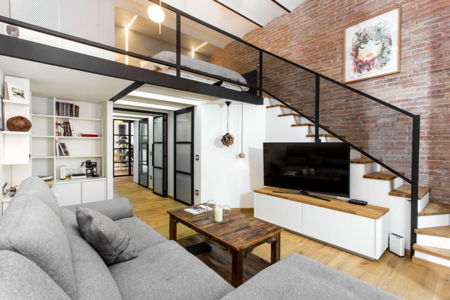 Кухня под лестницей