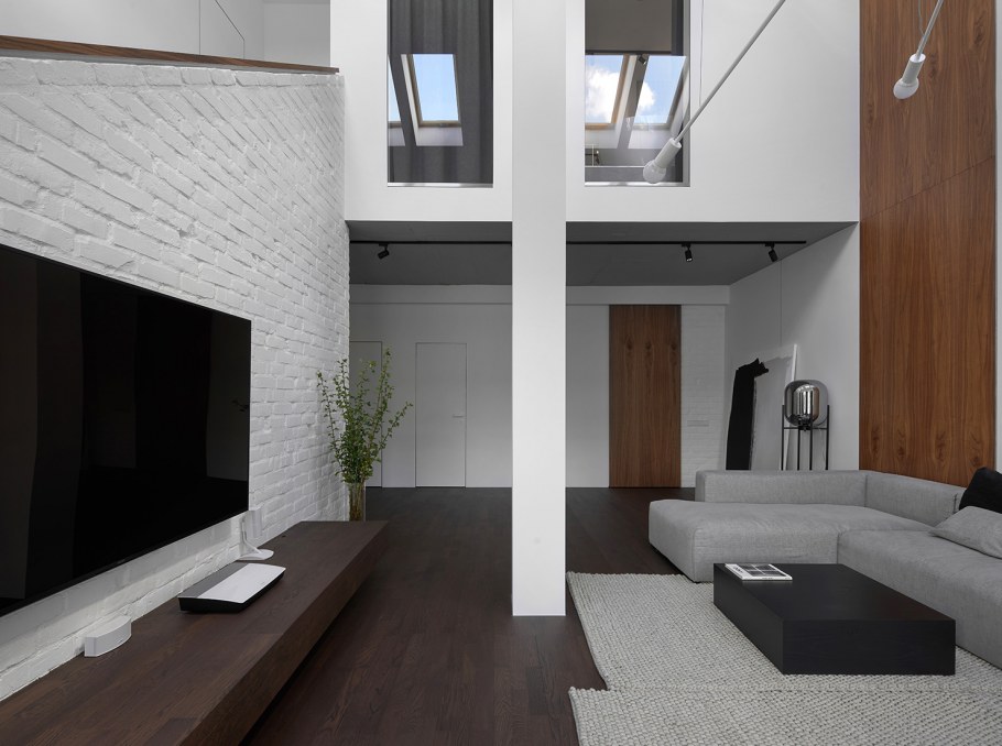 Гостиная с лестницей на второй этаж