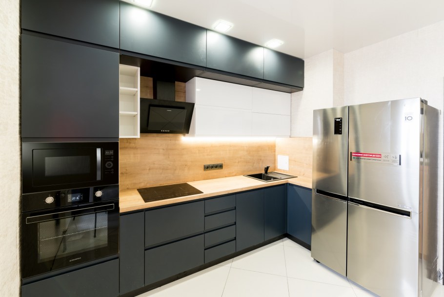 Угловая кухня с интегрированными ручками