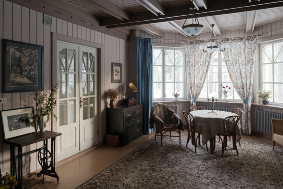 Интерьер веранды в загородном доме