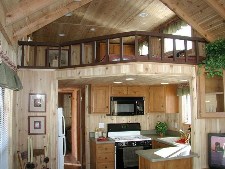 Гостиная с высоким потолком