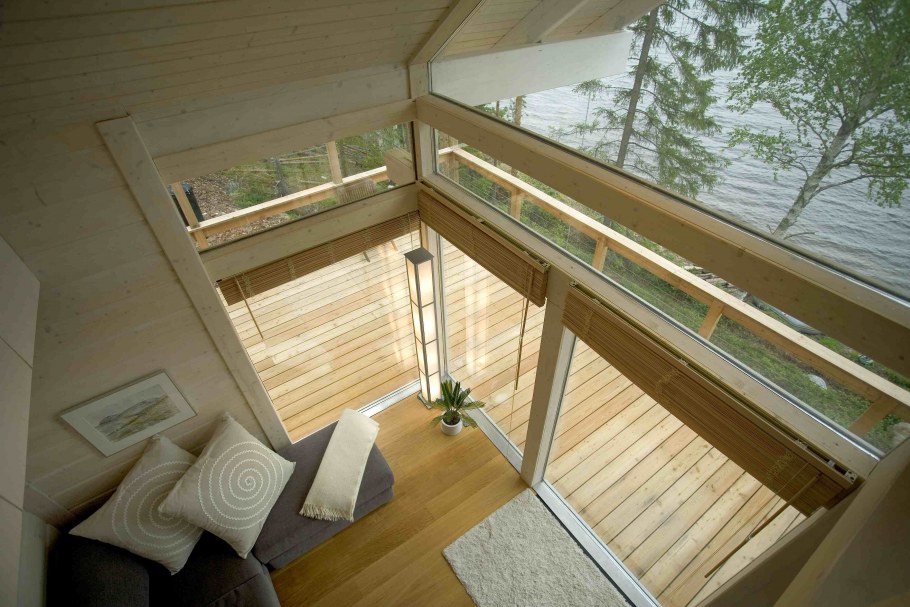 Маленький деревянный дом со вторым светом