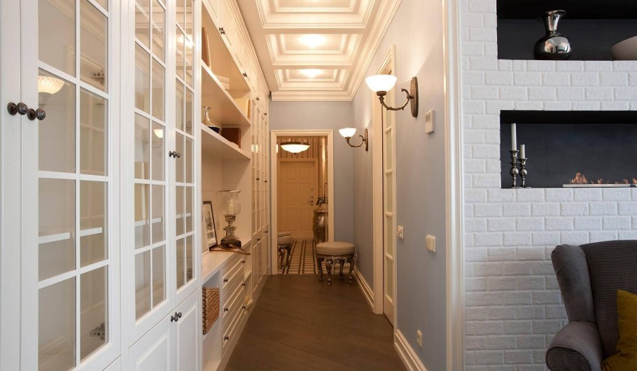 Прихожая с антресолью для узкого коридора