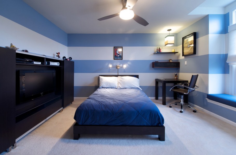 Голубая комната для юноши