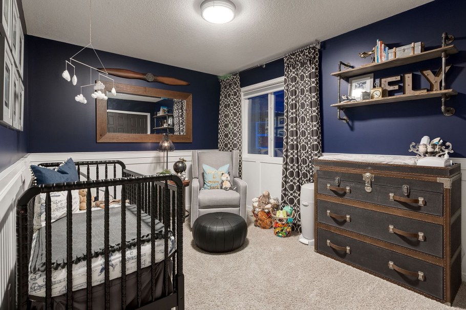 Комната для мальчика в темно синих тонах