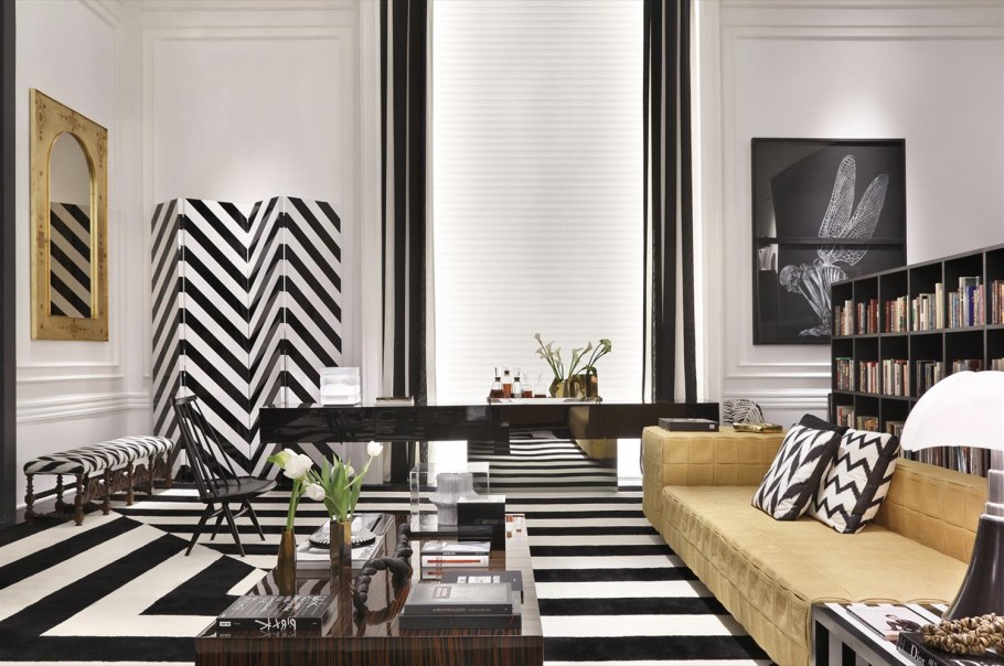 Диван леопардовой расцветки