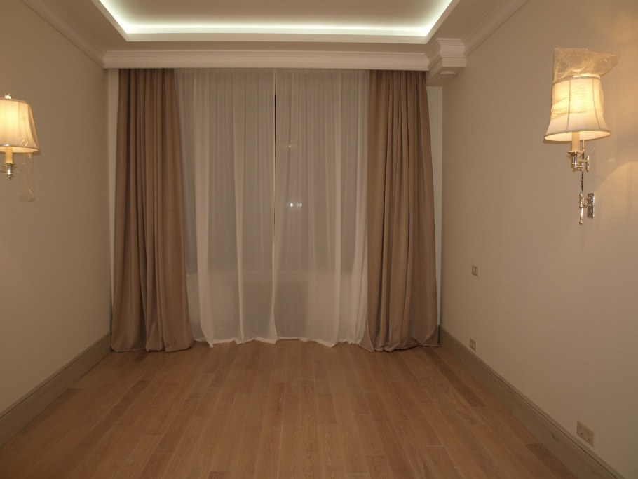 Серые шторы на люверсах