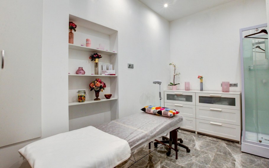 Кабинет косметолога в бежевом цвете