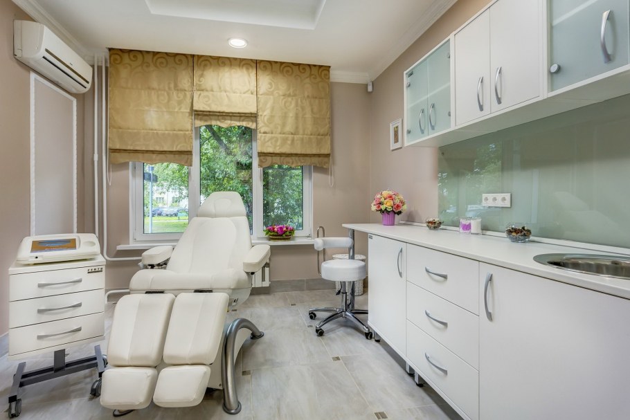 Полка кабинет косметолога