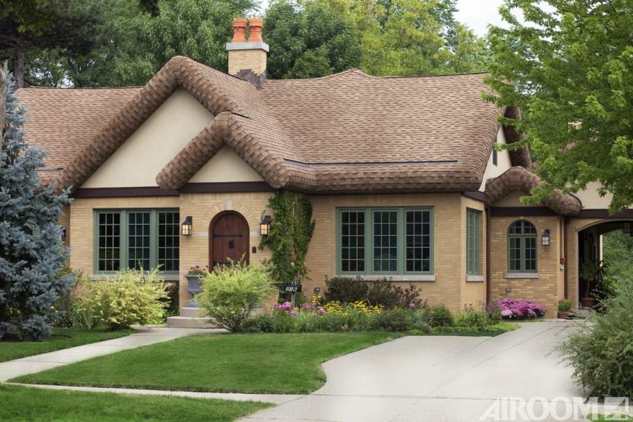 Фасад дома персикового цвета