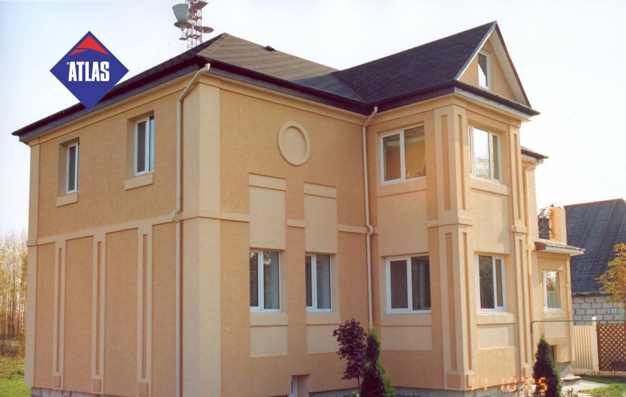 Фасад персикового цвета