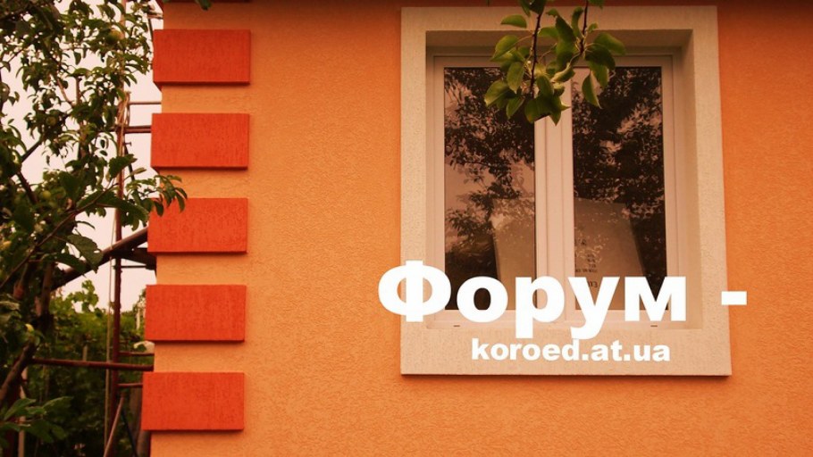 Кирпичный дом с красной крышей