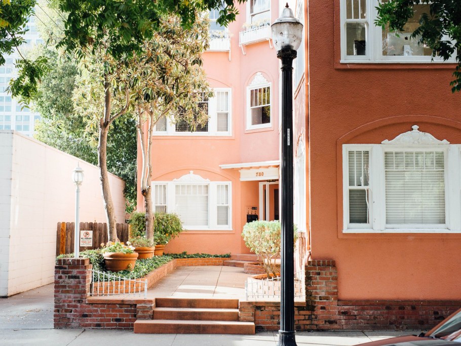 Дом лососевого цвета