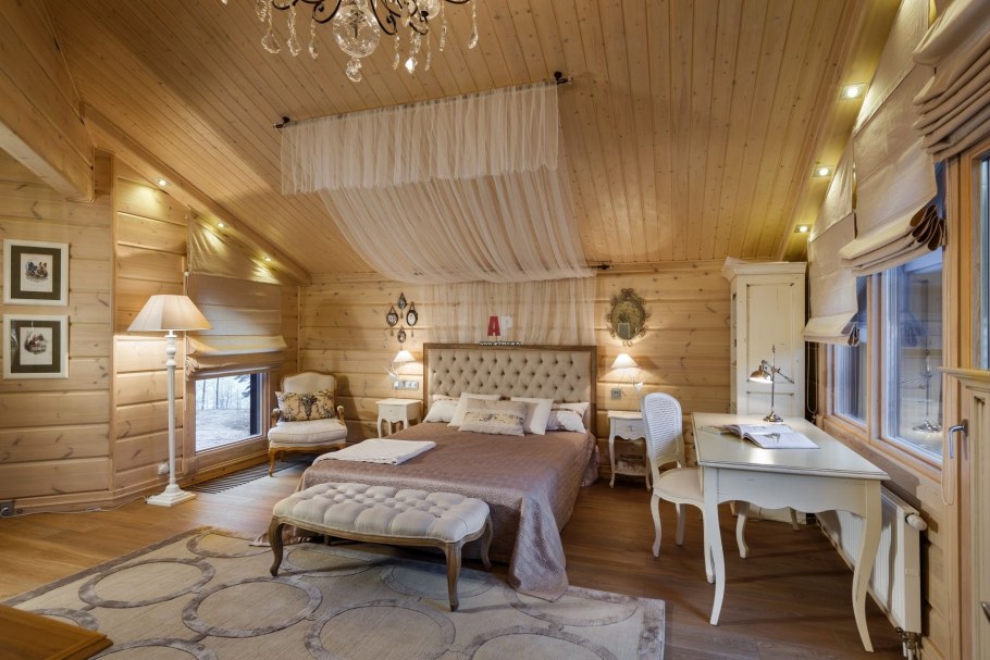Спальня в деревянном доме в стиле шале