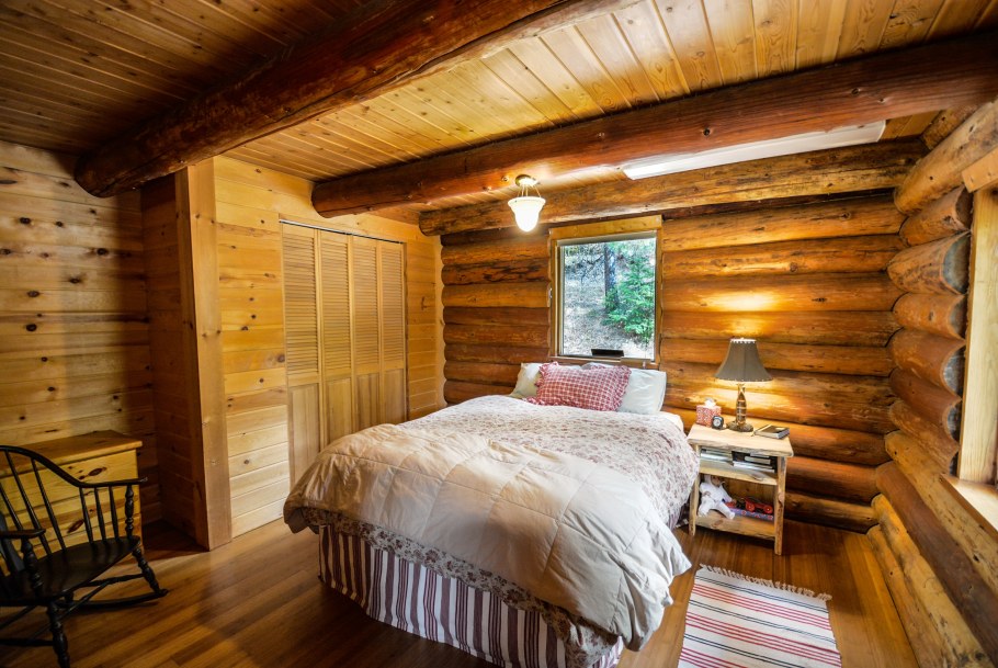 Варианты покраски спальни в деревянном доме