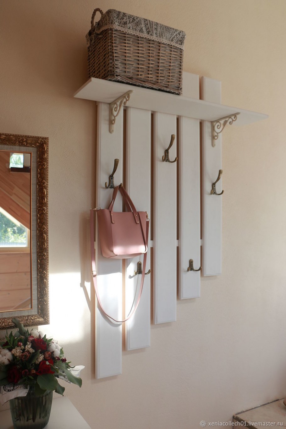 Вешалка в прихожую настенная