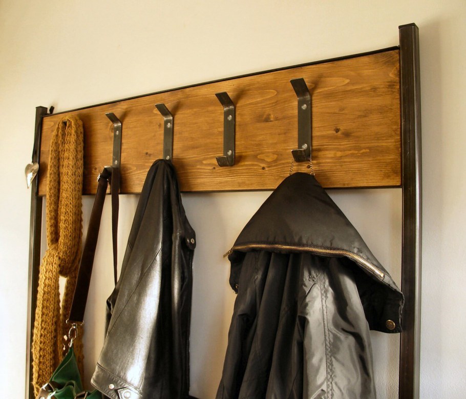 Крючки лофт для прихожей