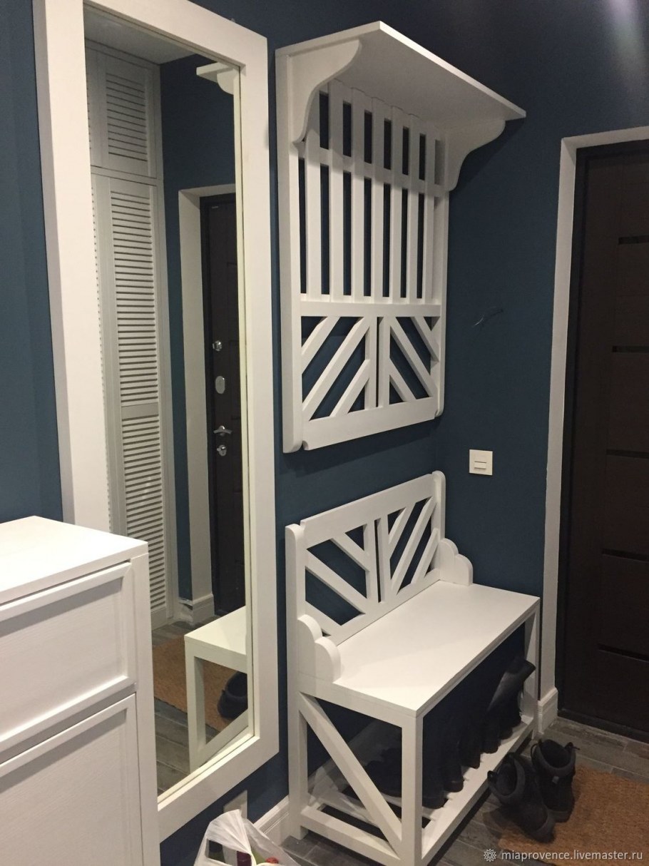 Прихожая с жалюзийными дверями