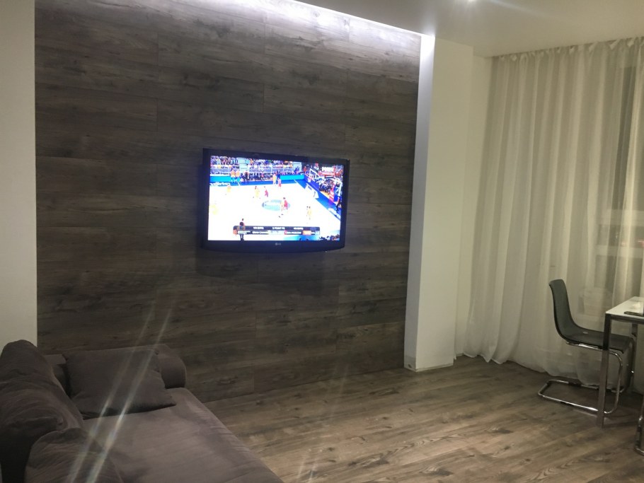 Ламинат на стену под ТВ