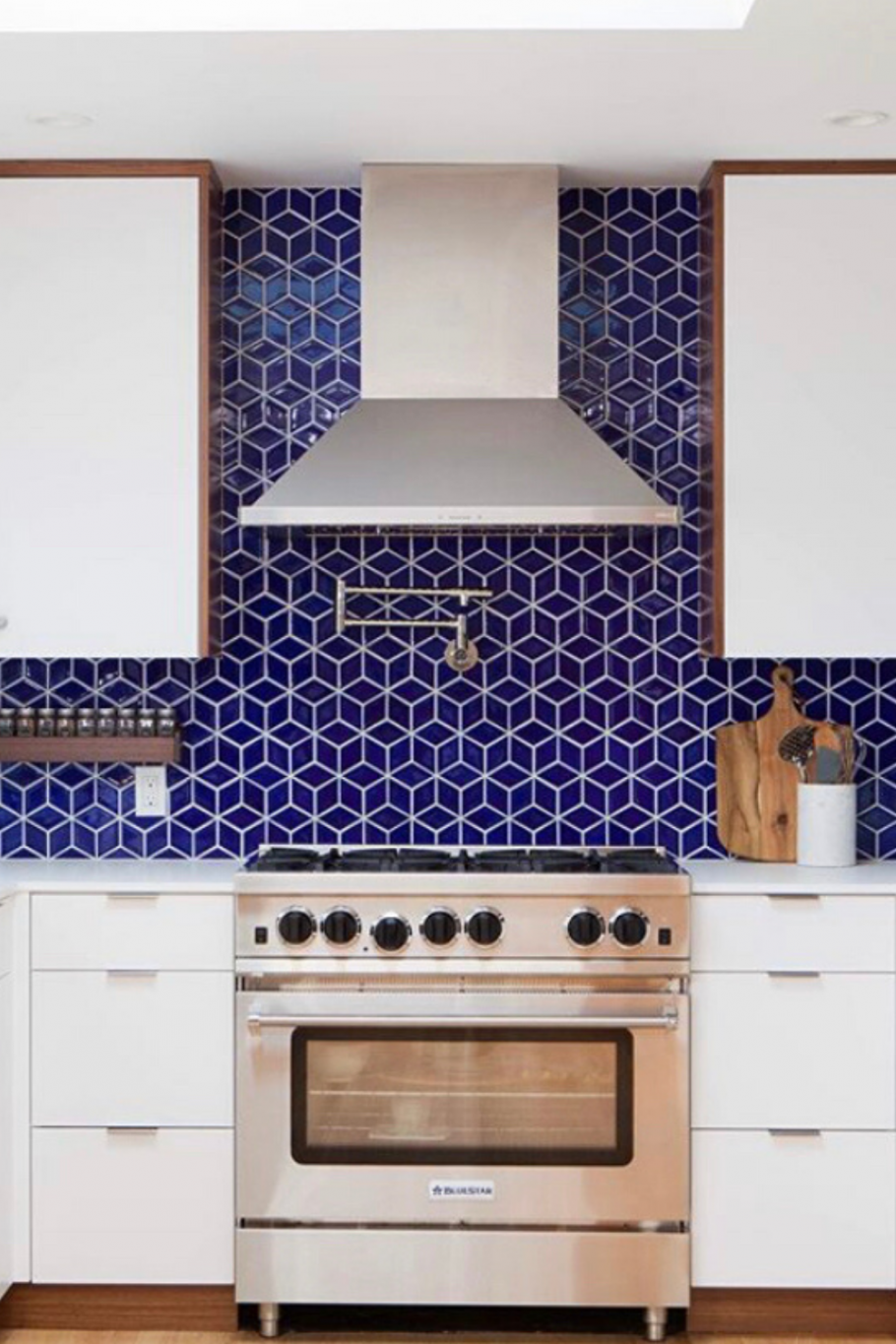 Кухня с стним фартук ом