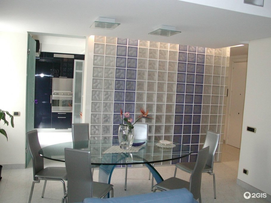 Стеклянные блоки для перегородок в интерьере Леруа Мерлен