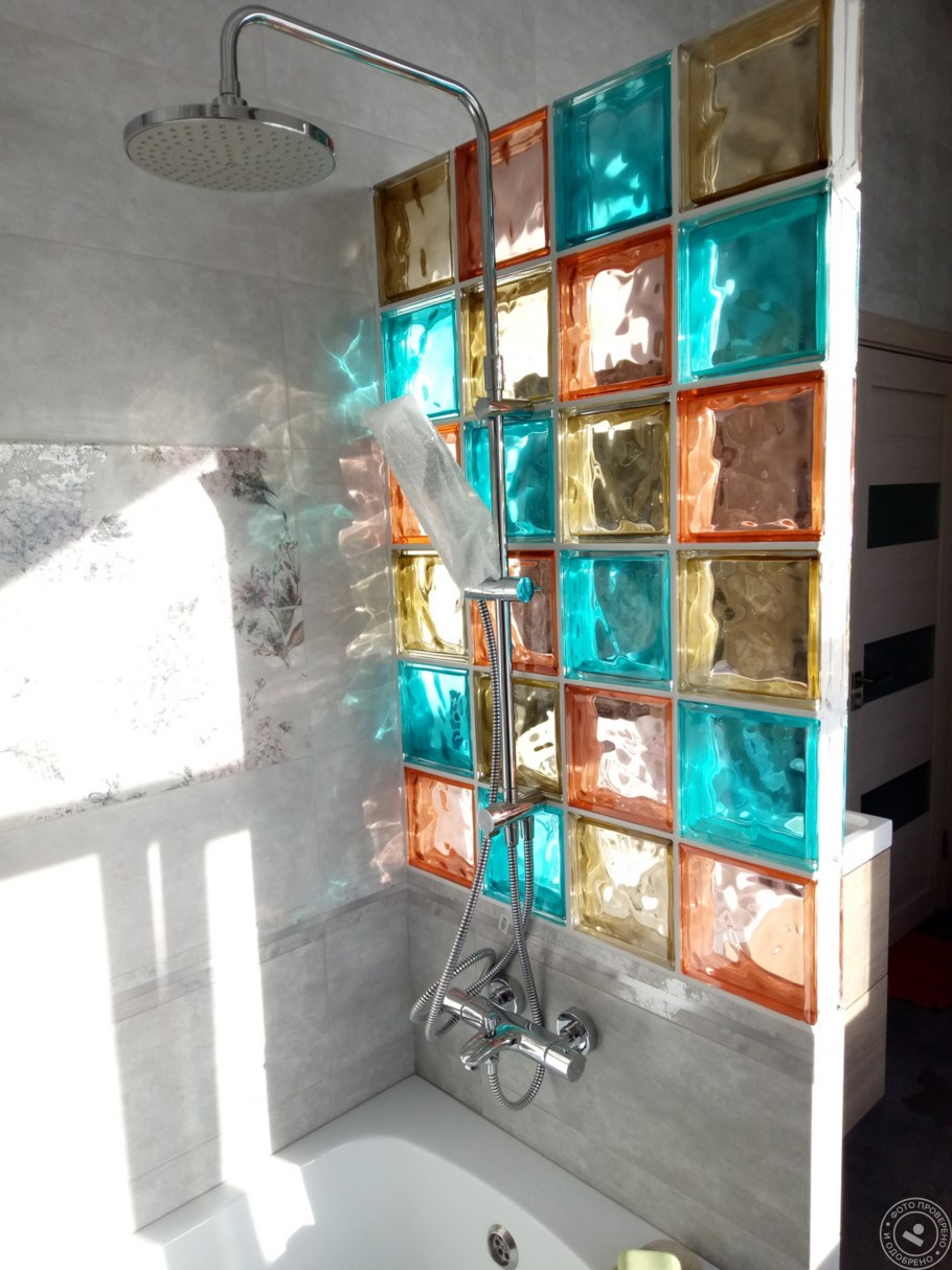 Перегородка из стеклянных блоков в гостиной