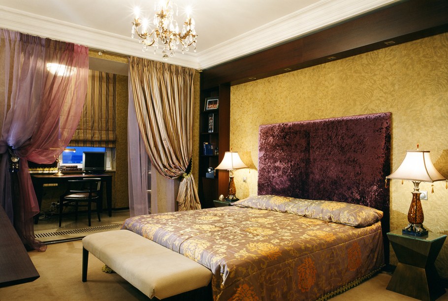 Шторы + изголовье кровати интерьера