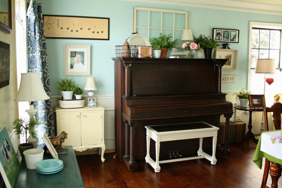 Белое пианино в интерьере