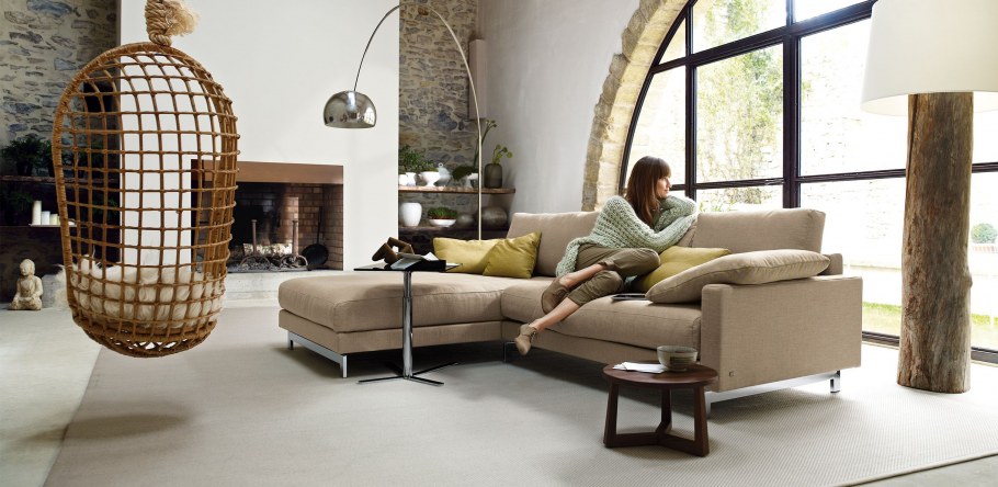 Спальня с подвесным креслом кокон и кофейный столик