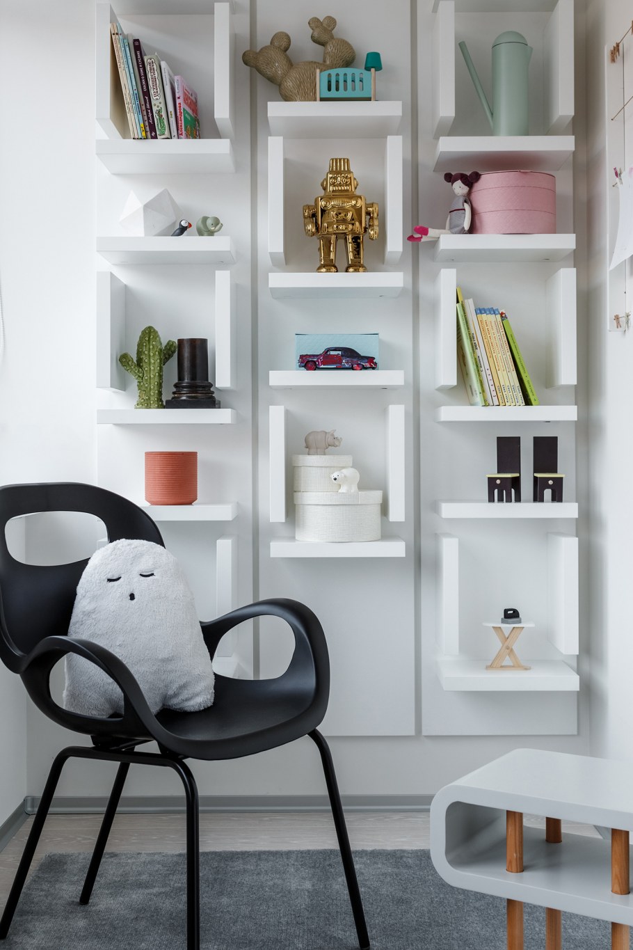 Тематические полки интерьер